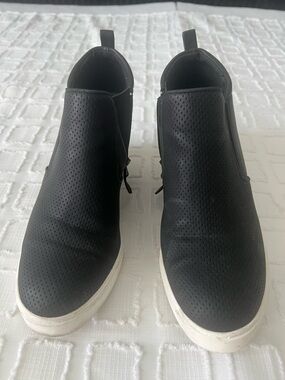 Susina Areya Black Hidden Wedge Sneakers Shoes Side Zip Almond Toe Size 7.5